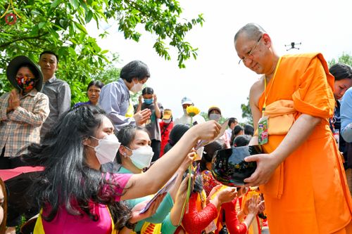 ภาพ No.46094:ประมวลภาพพิธีตักบาตรคณะสงฆ์เถรวาทนานาชาติ 500 รูป ณ วัดบาหว่าง จังหวัดกวางนิญ ประเทศเวียดนาม