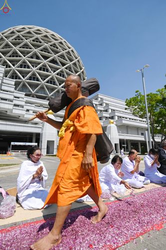 ภาพ No.304624:วันที่ 25 มกราคม พ.ศ. 2569 พิธีต้อนรับพระธรรมยาตรา (ภาพชุดที่ 2) รร.สามัคคีราษฏร์บำรุง-วัดพระธรรมกาย ในโครงการธรรมยาตรา กตัญญูบูชา มหาปูชนียาจารย์ พระมงคลเทพมุนี(สด จนฺทสโร) พระผู้ปราบมาร อนุสรณ์สถาน 7 แห่ง ปีที่ 14