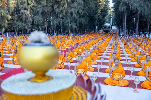 ภาพ No.290013:วันที่ 6 มกราคม พ.ศ. 2569 พิธีจุดประทีปถวายเป็นพุทธบูชา และบูชาธรรมมหาปูชนียาจารย์ (ภาพชุดที่ 2) ณ อนุสรณ์สถานมหาวิหารพระมงคลเทพมุนี (โลตัสแลนด์) อ.สองพี่น้อง จ.สุพรรณบุรี ในโครงการธรรมยาตรา กตัญญูบูชา มหาปูชนียาจารย์ พระมงคลเทพมุนี(สด จนฺทสโร) พระผู้ปรา