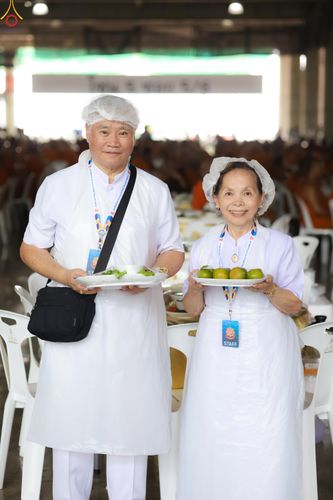 ภาพ No.325884:วันที่ 22 เมษายน พ.ศ.2569(วันคุ้มครองโลก) งานถวายมหาสังฆทาน 40,000 กว่าวัดทั่วประเทศ เจ้าหน้าที่ สาธุชน ร่วมใจจัดเตรียมภัตตาหารเพล (ชุด 2)