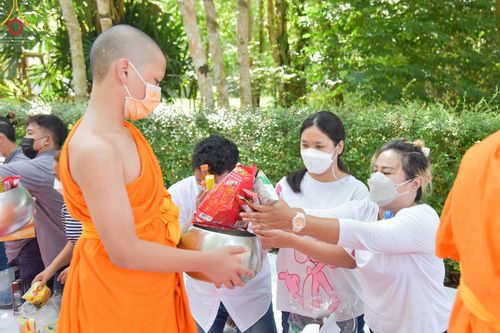 ภาพ No.46007:ประมวลภาพพิธีตักบาตร โครงการบรรพชาสามเณรฟื้นฟูพระพุทธศาสนาทั่วไทย ณ ณ ธุดงคสถานจันทปุระ