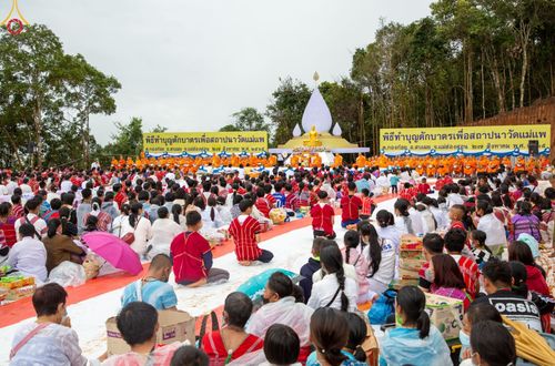 ภาพ No.50625:ประมวลภาพพิธีตักบาตร ณ วัดแม่แพ จ.แม่ฮ่องสอน เนื่องในวันธรรมชัย