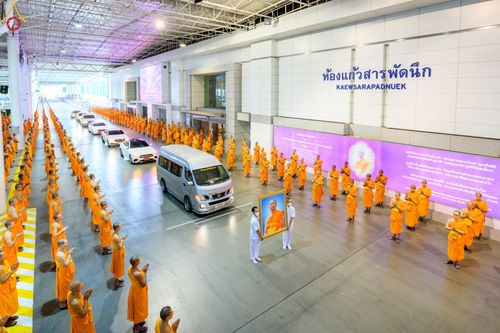 ภาพ No.48491:ประมวลภาพพิธีรับร่างนักสร้างบารมี พระเดชพระคุณพระสุธรรมญาณวิเทศ วิ. (สุธรรม สุธมฺโม)