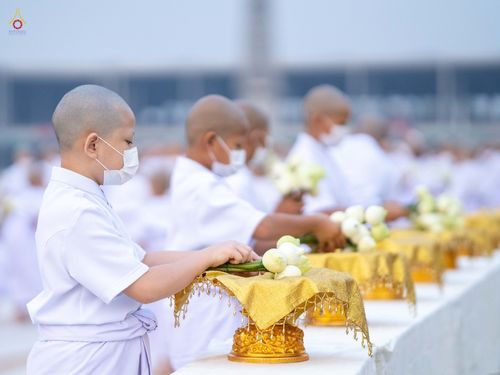 ภาพ No.44209:ประมวลภาพพิธีเวียนประทักษิณ, พิธีวันทาพระมหาธรรมกายเจดีย์ และพิธีขอขมารับผ้าไตร โครงการบวชภาคฤดูร้อน พ.ศ. 2565