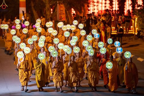 ภาพ No.46214:ประมวลภาพกิจกรรมเฉลิมฉลองวันวิสาขบูชานานาชาติ ณ วัดบ่าหว่าง ประเทศเวียดนาม