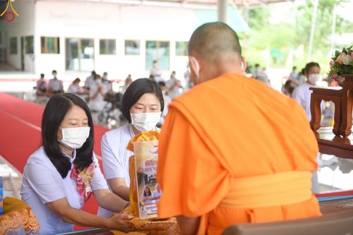 ภาพ No.51923:พิธีทอดผ้าป่าต่อเติมส่วนขยายหอฉันคุณยาย และเปิดป้ายคุณยายอาจารย์มหารัตนอุบาสิกาจันทร์ ขนนกยูง ณ ศูนย์ปฎิบัติธรรมสระบุรี