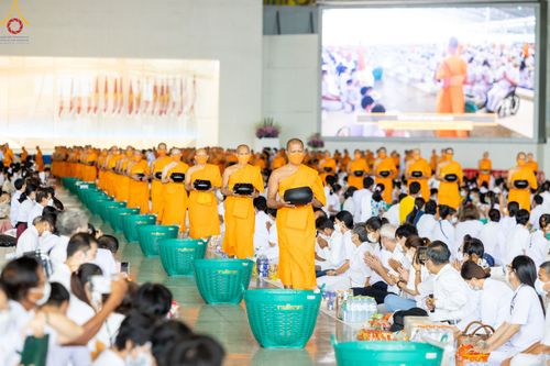 ภาพ No.52236:ประมวลภาพพิธีตักบาตรข้าวสารอาหารแห้ง (วันอาทิตย์ต้นเดือนตุลาคม) ณ บ้านแก้วเรือนทองคุณยายฯ วัดพระธรรมกาย