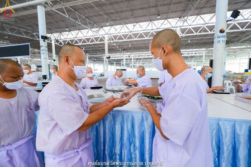 ภาพ No.40012:พิธีตัดปอยผม ปลงผม ขอขมารับผ้าไตรและพิธีบรรพชา ในโครงการอุปสมบท บูชาธรรมมหาปูชนียาจารย์ ประจำปี 2564 ชุดที่ 8