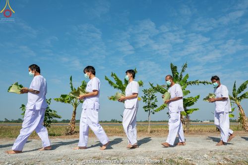 ภาพ No.39300:พิธีตัดปอยผมและปลงผมในโครงการอุปสมบท บูชาธรรมมหาปูชนียาจารย์ ประจำปี 2564 ชุดที่ 1