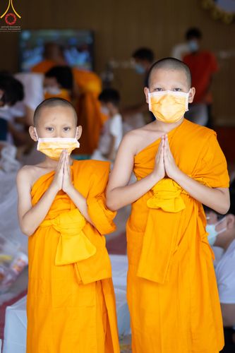 ภาพ No.45889:ประมวลภาพพิธีตักบาตรสรงน้ำพระ โครงการบรรพชาสามเณรฟื้นฟูพระพุทธศาสนาทั่วไทย ณ ศูนย์อบรมเยาวชนบางปะหัน