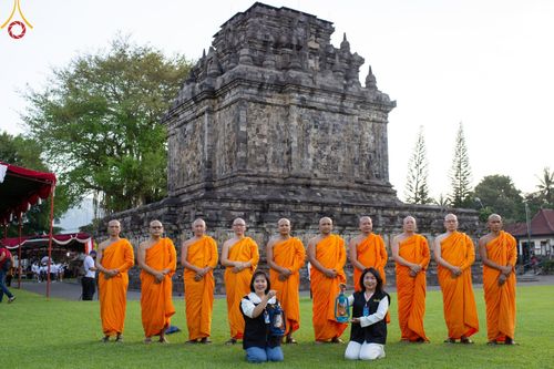 ภาพ No.46350:ประมวลภาพพิธีอัญเชิญน้ำศักดิ์สิทธิ์ จาก Umbul Jumprit Temanggung ไปยังวัดเมินดุต