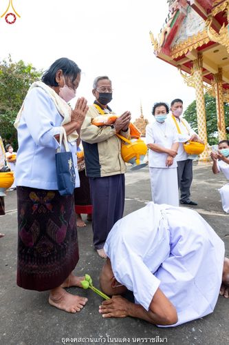 ภาพ No.40267:พิธีตัดปอยผม ปลงผม ขอขมารับผ้าไตรและพิธีบรรพชา ในโครงการอุปสมบท บูชาธรรมมหาปูชนียาจารย์ ประจำปี 2564 ชุดที่ 11