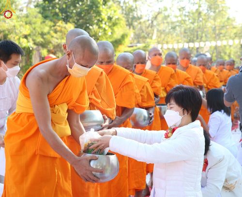 ภาพ No.43410: พิธีตักบาตรพระ 1,000 รูป ถวายเป็นพุทธบูชา ณ วัดห้วยตองสัก  จ.เชียงใหม่