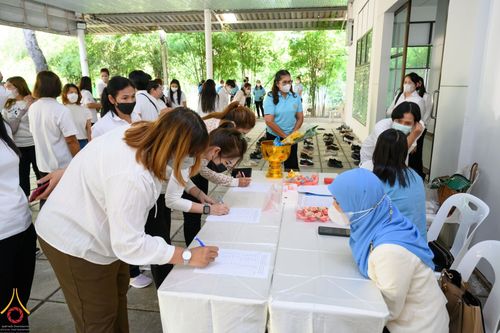 ภาพ No.53245:ประมวลภาพพิธีทำบุญ และฟังเทศน์ บทพระธรรมเทศนาเฉลิมพระธรรมบารมีใน “อุภินนมัตถจรกถา” เนื่องในโอกาสมหามงคลเฉลิมพระชนมพรรษา 90 พรรษา สมเด็จพระนางเจ้าสิริกิติ์ พระบรมราชินีนาถ พระบรมราชชนนีพันปีหลวง