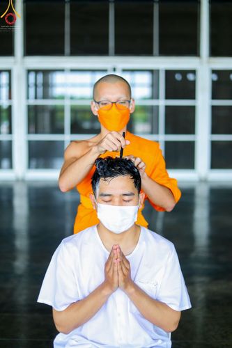 ภาพ No.43934:ประมวลภาพพิธีปลงผม ในโครงการอบรมธรรมทายาทระดับอุดมศึกษา รุ่นที่ 49