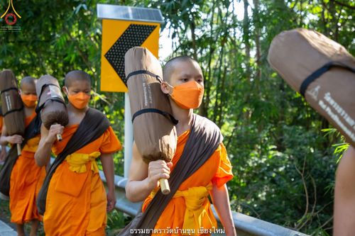 ภาพ No.39950:คณะพระภิกษุ - สามเณร วัดบ้านขุนกว่า ๓๐๐ รูป เดินธรรมยาตราฉลองแชมป์บาลี ๒๕๖๔