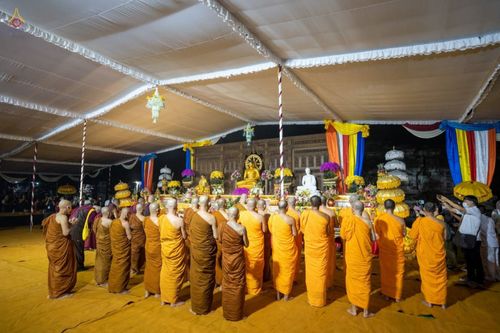 ภาพ No.46249:ประมวลภาพพิธีอัญเชิญไฟศักดิ์สิทธิ์ จากวัดเมินดุต ไปยังพระมหาเจดีย์บรมพุทโธ