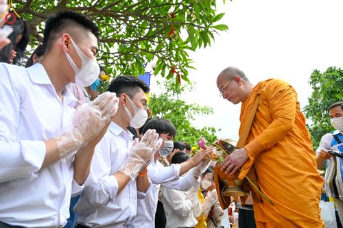 ภาพ No.46093:ประมวลภาพพิธีตักบาตรคณะสงฆ์เถรวาทนานาชาติ 500 รูป ณ วัดบาหว่าง จังหวัดกวางนิญ ประเทศเวียดนาม
