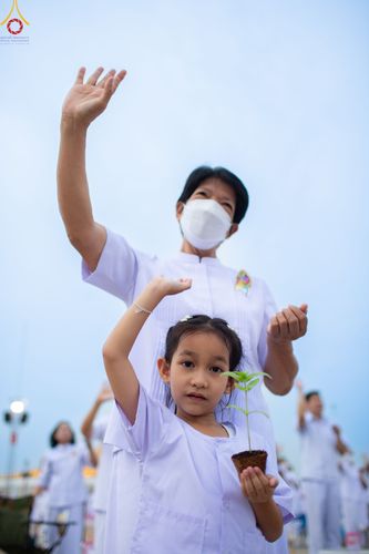 ภาพ No.90109:พิธีปลูกทรัพย์บานชื่น  เนื่องใน 139 ปี วันคล้ายวันเกิดด้วยรูปกายเนื้อ พระมงคลเทพมุนี (สด จนฺทสโร) พระผู้ปราบมาร วันอังคารที่ 10 ตุลาคม พ.ศ. 2566 ณ วัดพระธรรมกาย จ.ปทุมธานี