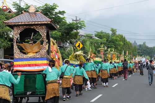 ภาพ No.46381:ประมวลภาพขบวนรถบุปผชาติ อัญเชิญน้ำและไฟศักดิ์สิทธิ์ ณ ประเทศอินโดนีเซีย