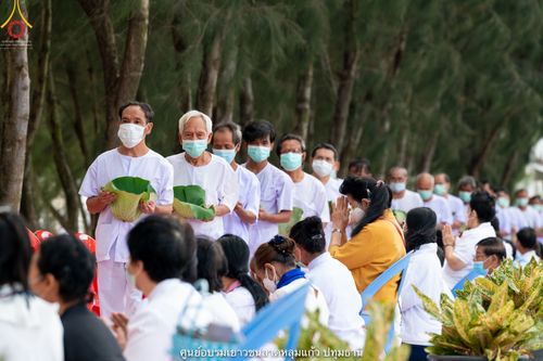 ภาพ No.39297:พิธีตัดปอยผมและปลงผมในโครงการอุปสมบท บูชาธรรมมหาปูชนียาจารย์ ประจำปี 2564 ชุดที่ 1