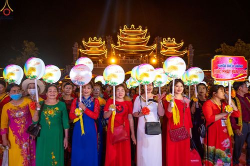 ภาพ No.46217:ประมวลภาพกิจกรรมเฉลิมฉลองวันวิสาขบูชานานาชาติ ณ วัดบ่าหว่าง ประเทศเวียดนาม