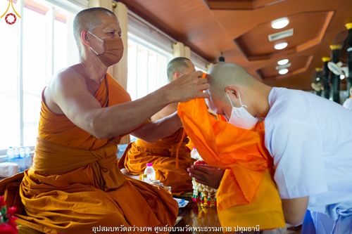 ภาพ No.40440:พิธีตัดปอยผม ปลงผม ขอขมารับผ้าไตรและพิธีบรรพชา ในโครงการอุปสมบท บูชาธรรมมหาปูชนียาจารย์ ประจำปี 2564 ชุดที่ 13