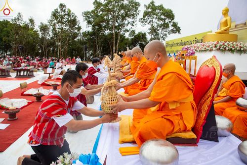 ภาพ No.50628:ประมวลภาพพิธีตักบาตร ณ วัดแม่แพ จ.แม่ฮ่องสอน เนื่องในวันธรรมชัย