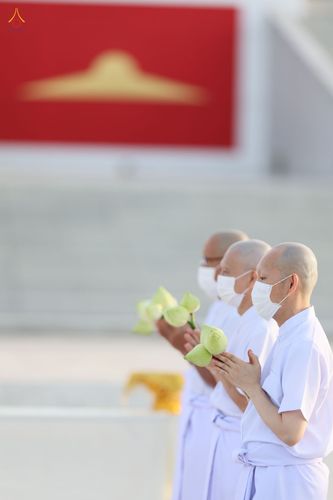 ภาพ No.47536:ประมวลภาพพิธีขอขมาและมอบผ้าไตร โครงการบรรพชาอุปสมบทหมู่ รุ่นเข้าพรรษา 2565