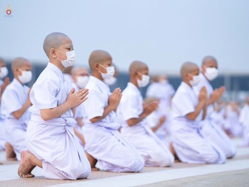 ภาพ No.44210:ประมวลภาพพิธีเวียนประทักษิณ, พิธีวันทาพระมหาธรรมกายเจดีย์ และพิธีขอขมารับผ้าไตร โครงการบวชภาคฤดูร้อน พ.ศ. 2565