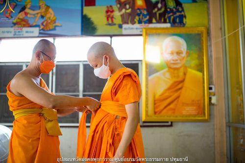 ภาพ No.40353:พิธีตัดปอยผม ปลงผม ขอขมารับผ้าไตรและพิธีบรรพชา ในโครงการอุปสมบท บูชาธรรมมหาปูชนียาจารย์ ประจำปี 2564 ชุดที่ 12