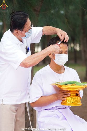 ภาพ No.39653:พิธีตัดปอยผม ปลงผม ขอขมารับผ้าไตรและพิธีบรรพชา ในโครงการอุปสมบท บูชาธรรมมหาปูชนียาจารย์ ประจำปี 2564 ชุดที่ 4