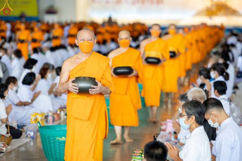 ภาพ No.52239:ประมวลภาพพิธีตักบาตรข้าวสารอาหารแห้ง (วันอาทิตย์ต้นเดือนตุลาคม) ณ บ้านแก้วเรือนทองคุณยายฯ วัดพระธรรมกาย