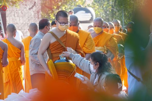 ภาพ No.43411: พิธีตักบาตรพระ 1,000 รูป ถวายเป็นพุทธบูชา ณ วัดห้วยตองสัก  จ.เชียงใหม่