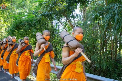 ภาพ No.39953:คณะพระภิกษุ - สามเณร วัดบ้านขุนกว่า ๓๐๐ รูป เดินธรรมยาตราฉลองแชมป์บาลี ๒๕๖๔