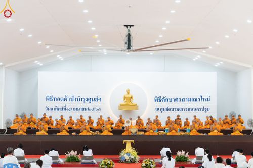 ภาพ No.45372:ประมวลภาพพิธีตักบาตรสามเณรใหม่ โครงการบรรพชาสามเณรฟื้นฟูพระพุทธศาสนาทั่วไทย ณ ศูนย์อบรมเยาวชนนครปฐม