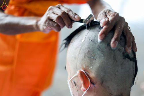 ภาพ No.43935:ประมวลภาพพิธีปลงผม ในโครงการอบรมธรรมทายาทระดับอุดมศึกษา รุ่นที่ 49