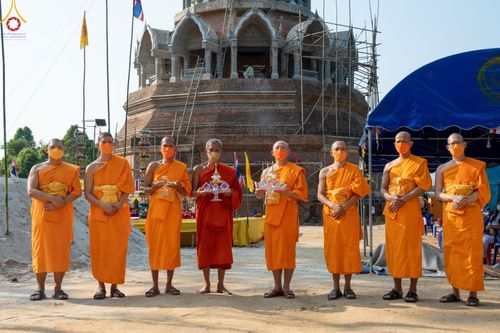 ภาพ No.43777:พิธีประดิษฐานพระบรมสารีริกธาตุเจดีย์พระพุทธเจ้า 28 พระองค์  ณ โบสถ์เรือหงษ์วัดพระธาตุแสนคำฟู 