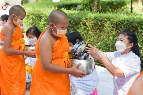 ภาพ No.46008:ประมวลภาพพิธีตักบาตร โครงการบรรพชาสามเณรฟื้นฟูพระพุทธศาสนาทั่วไทย ณ ณ ธุดงคสถานจันทปุระ