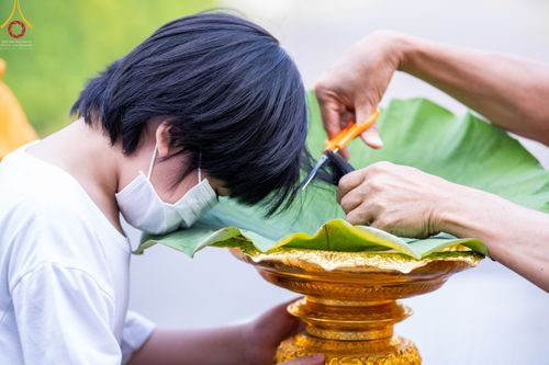 ภาพ No.44460:ประมวลภาพพิธีปลงผม โครงการบรรพชาสามเณรหน่อแก้วเปรียญธรรมรุ่นที่ 10