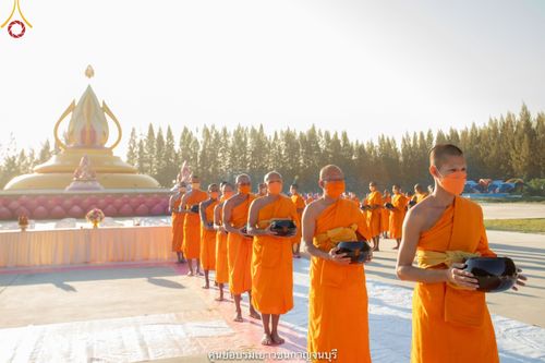 ภาพ No.41032:พิธีตัดปอยผม ปลงผม ขอขมารับผ้าไตรและพิธีบรรพชา ในโครงการอุปสมบท บูชาธรรมมหาปูชนียาจารย์ ประจำปี 2564 ชุดที่ 19