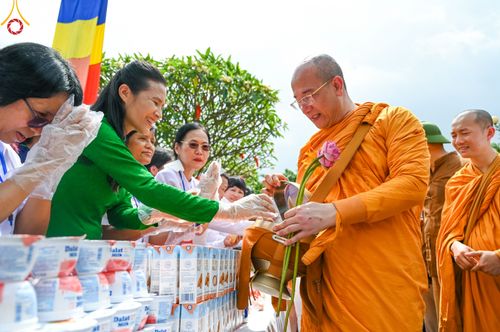 ภาพ No.46096:ประมวลภาพพิธีตักบาตรคณะสงฆ์เถรวาทนานาชาติ 500 รูป ณ วัดบาหว่าง จังหวัดกวางนิญ ประเทศเวียดนาม