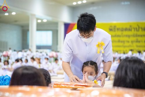 ภาพ No.86375:วันธรรมชัย ปีที่ 55 พิธีทอดผ้าป่ากฐินสมทบครั้งที่1, พิธีเจริญพุทธมนต์ ลูกนิมิตมหาสมบัติฯ พิธีจุดประทีป,พิธีฉลองชัยสวดมนต์บทธัมมจักกัปปวัตนสูตร วันอาทิตย์ที่ 27 สิงหาคม พ.ศ.2566 ณ สภาธรรมกายสากล / มหารัตนวิหารคด วัดพระธรรมกาย