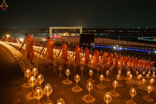 ภาพ No.90265:พิธีจุดประทีป 20,000 ดวง บูชาพระมหาธรรมกายเจดีย์ และบูชาพระมงคลเทพมุนี(สด จนฺทสโร) พระผู้ปราบมาร วันอังคารที่ 10 ตุลาคม พ.ศ. 2566 ณ ลานธรรมพระมหาธรรมกายเจดีย์ วัดพระธรรมกาย จ.ปทุมธานี