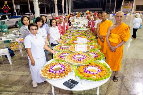 ภาพ No.303207:วันที่ 26 มกราคม พ.ศ. 2569 พิธีถวายภัตตาหารเป็นสังฆทาน แด่พระธรรมยาตรา ณ วัดพระธรรมกาย  จังหวัดปทุมธานี ในโครงการธรรมยาตรา กตัญญูบูชา มหาปูชนียาจารย์ พระมงคลเทพมุนี(สด จนฺทสโร) พระผู้ปราบมาร อนุสรณ์สถาน 7 แห่ง ปีที่ 14