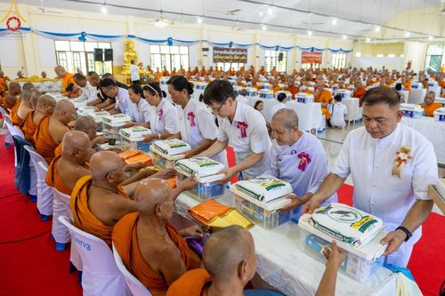 ภาพ No.137727:พิธีตักบาตร พิธีถวายสังฆทานแด่คณะสงฆ์ 323 วัด พิธีทำบุญอุทิศส่วนกุศลแด่ผู้วายชนม์ ในเหตุการณ์ความไม่สงบ 4 จังหวัดชายแดนภาคใต้ ปีที่ 20 ครั้งที่ 169 และพิธีมอบกองทุนหนุนแรงใจช่วยครูใต้ ปีที่ 17 ครั้งที่ 134 วันที่ 25 พฤษภาคม พ.ศ.2567 อ.ตากใบ จ.นราธิวาส