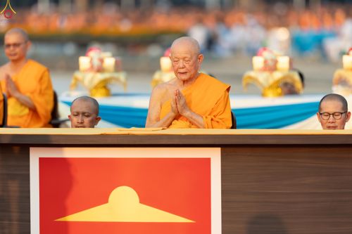 ภาพ No.324029:วันที่ 22 เมษายน พ.ศ.2569 (วันคุ้มครองโลก) พิธีถวายมหาสังฆทาน 40,000 กว่าวัดทั่วประเทศ ณ ลานธรรม พระมหาธรรมกายเจดีย์ วัดพระธรรมกาย