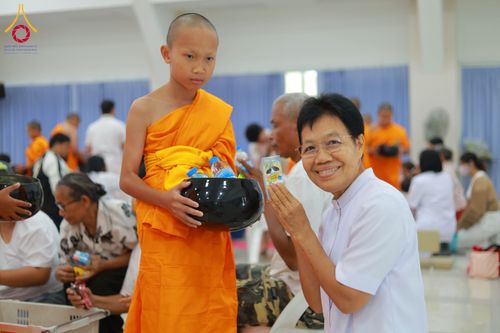 ภาพ No.321875:วันที่ 12 เมษายน พ.ศ.2569 ตักบาตรสงกรานต์ฉลองสามเณรใหม่  ณ ศูนย์ปฏิบัติธรรมระยอง(บ้านช่องลม)