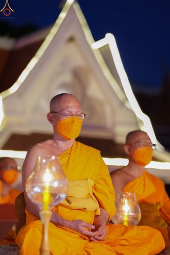 ภาพ No.73470:พิธีจุดประทีปถวายเป็นพุทธบูชา และบูชาธรรมมหาปูชนียาจารย์ ในโครงการธรรมยาตรากตัญญูบูชา มหาปูชนียาจารย์ พระมงคลเทพมุนี(สด จนฺทสโร) พระผู้ปราบมาร ปีที่ 11 ณ อนุสรณ์สถานลำดับที่ 4 สถานที่เกิดด้วยกายธรรม วัดโบสถ์ (บน) บางคูเวียง อ.บางกรวย จ.นนทบุรี วันที่ 21 