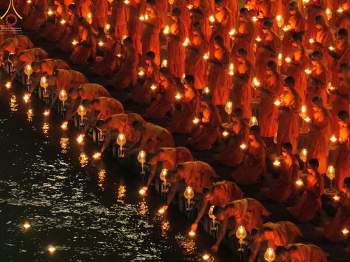 ภาพ No.71955:พิธีจุดประทีปถวายเป็นพุทธบูชา และบูชาธรรมมหาปูชนียาจารย์ ในโครงการธรรมยาตรากตัญญูบูชา มหาปูชนียาจารย์ พระมงคลเทพมุนี(สด จนฺทสโร) พระผู้ปราบมาร ปีที่ 11 ณ อนุสรณ์สถานลำดับที่ 3 สถานที่เกิดใหม่ในเพศสมณะ วัดสองพี่น้อง อ.สองพี่น้อง จ.สุพรรณบุรี วันที่ 17 มกร